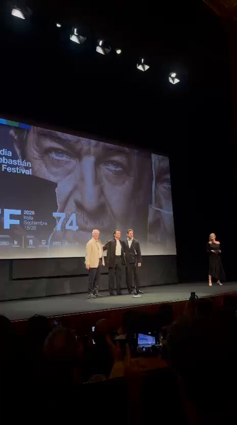 El público de San Sebastián recibe entre aplausos 'BUCKING FASTARD' el nuevo drama escrito y dirigido por Werner Herzog con Orlando Bloom.
